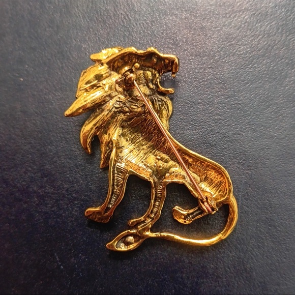 Vintage Gold Lion Brooch - Picture 2 of 5